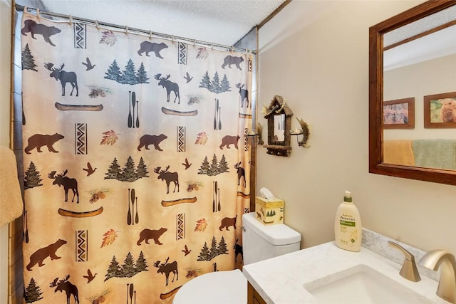 bathroom featuring a shower with shower curtain, vanity, toilet, and a textured ceiling