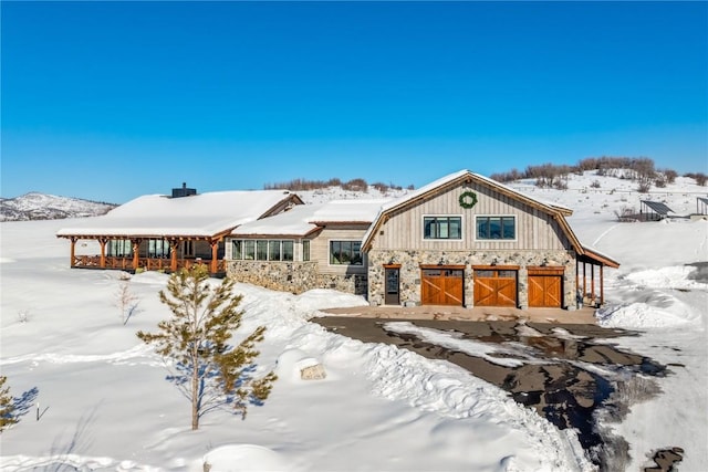 view of front of home with a garage and a mountain view