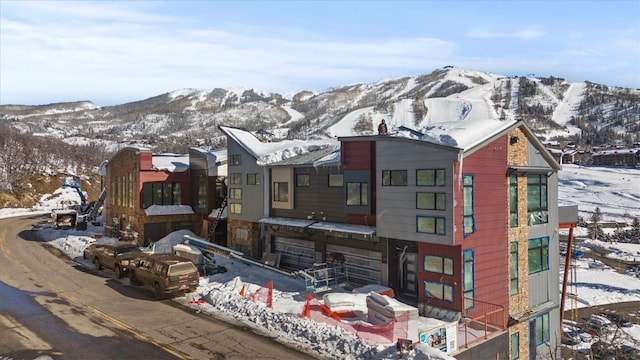 view of front of house featuring a mountain view