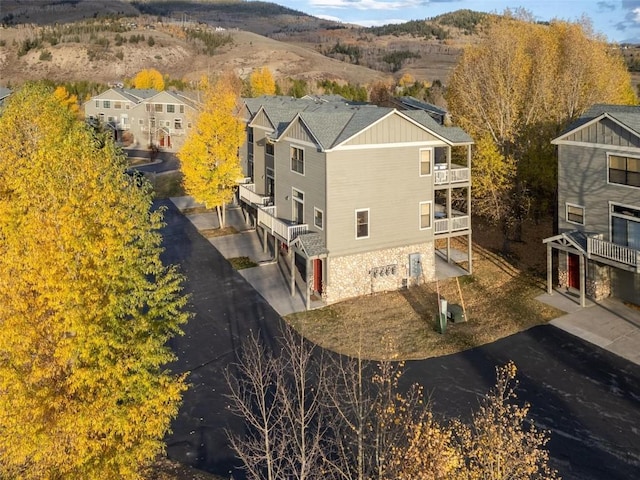 drone / aerial view with a mountain view and a residential view