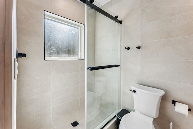 full bath featuring a shower stall and toilet