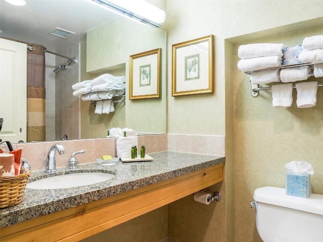 full bath with a shower with shower curtain, visible vents, toilet, and vanity