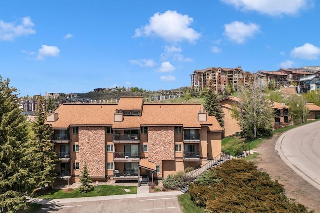 view of apartment building / complex