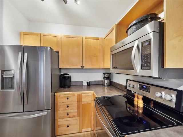 140 Ida Belle Dr Unit 8153, Keystone, CO 80435 - kitchen with stainless steel appliances and light brown cabinets