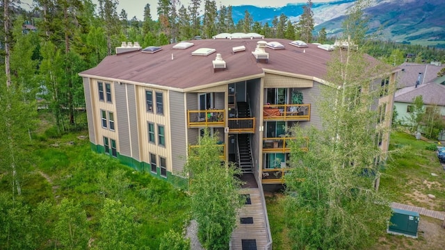 view of building exterior with a mountain view