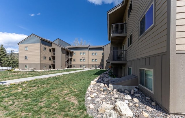 view of home's community featuring a yard