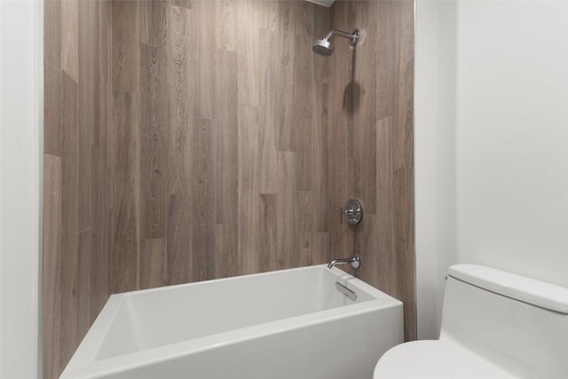 bathroom with tiled shower / bath and toilet