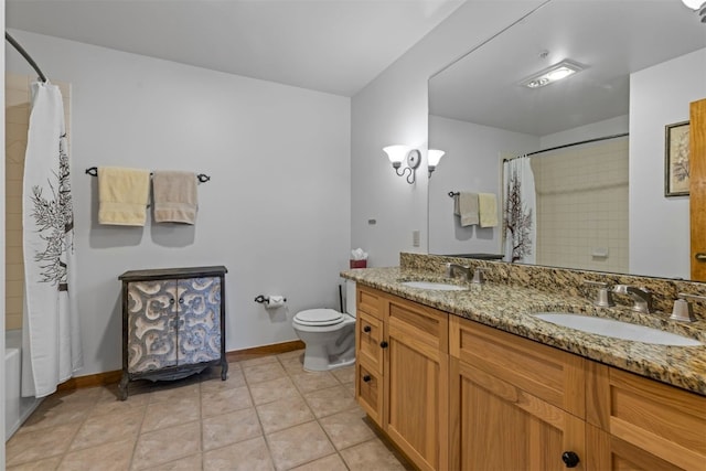 150 Dercum Sq Unit 8499, Keystone, CO 80435 - bathroom featuring toilet, baseboards, double vanity, and shower / bathtub combination with curtain