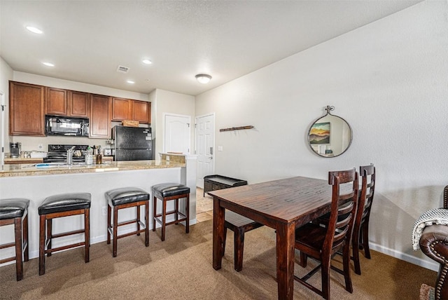 dining area with light carpet, baseboards, visible vents, and recessed lighting