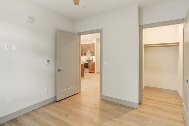 75 W 4th St Unit 204W, Silverthorne, CO 80498 - unfurnished bedroom featuring light wood finished floors, baseboards, a closet, and ceiling fan