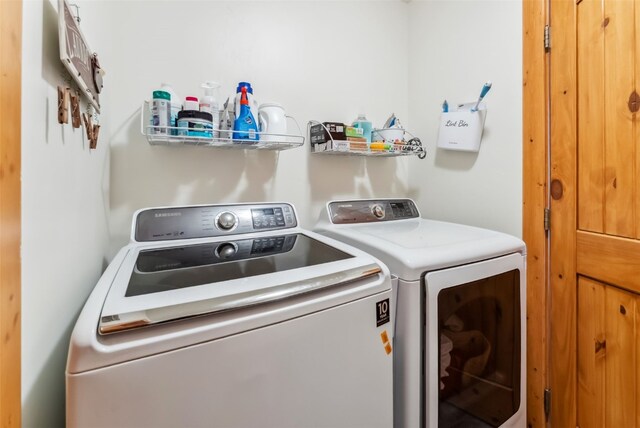 960 Whispering Pines Ln, Breckenridge, CO 80424 - laundry room featuring independent washer and dryer