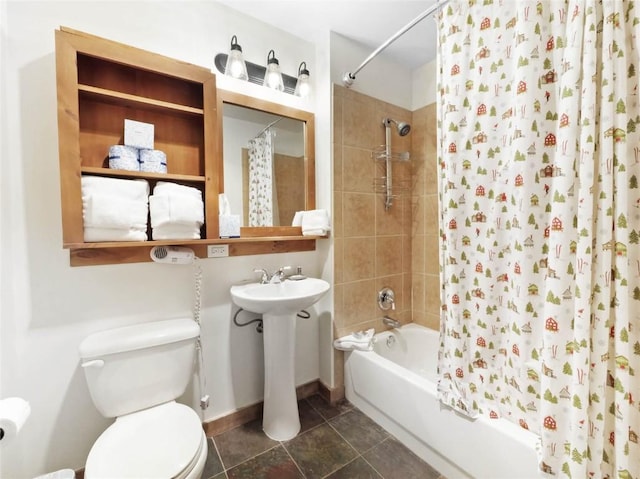 20 Hunki Dori Ct Unit 2212, Keystone, CO 80435 - bathroom with toilet, shower / bath combo with shower curtain, baseboards, and a sink