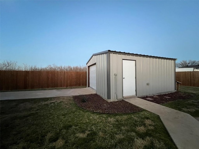 view of outdoor structure featuring fence and an outdoor structure