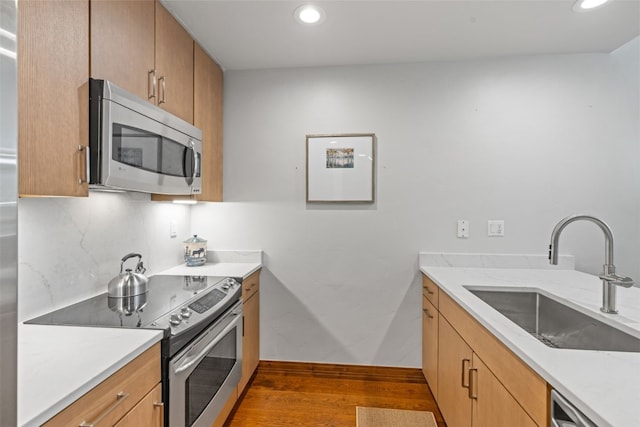 kitchen featuring decorative backsplash, stainless steel appliances, dark wood-type flooring, and sink