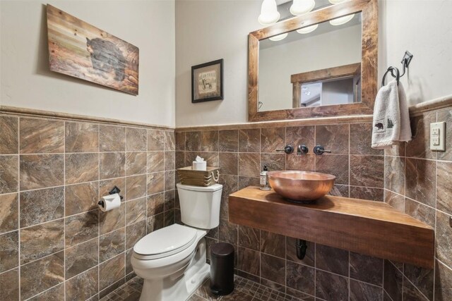 28 Tieze Ln, Keystone, CO 80435 - half bathroom featuring tile walls and wainscoting