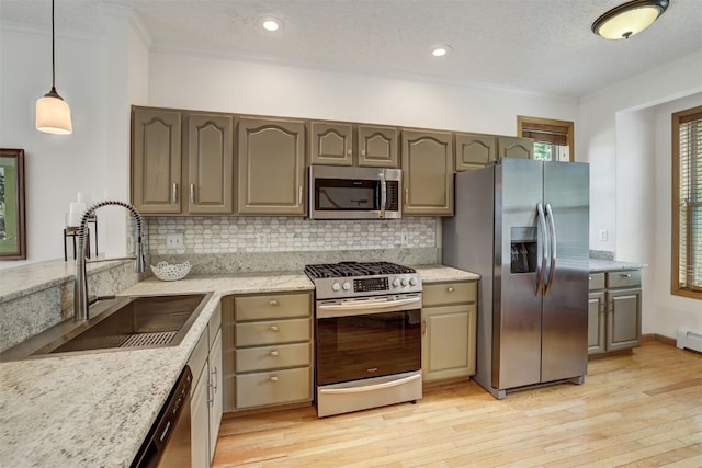 307 Saddle Ridge Dr Unit 307, Wildernest, CO 80498 - kitchen featuring stainless steel appliances, crown molding, light wood-style floors, decorative backsplash, and hanging light fixtures