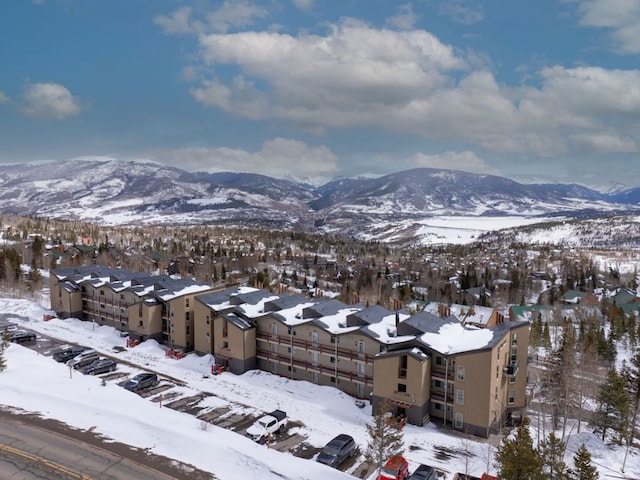 property view of mountains featuring a residential view
