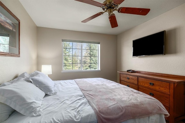bedroom with ceiling fan