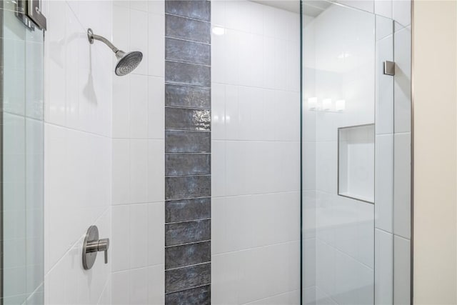 full bath with tiled shower