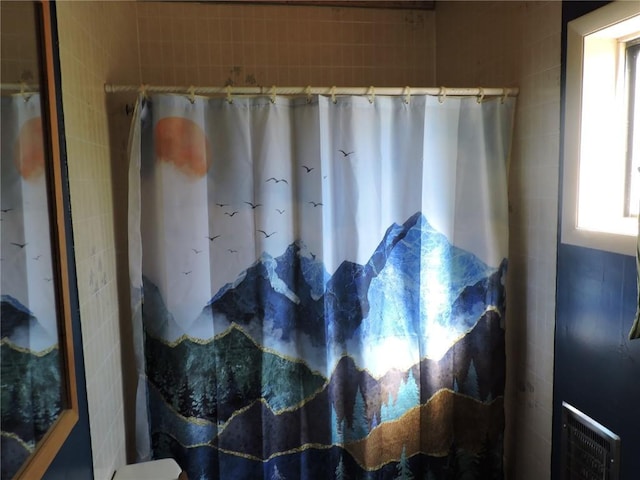 room details featuring visible vents and a shower with curtain