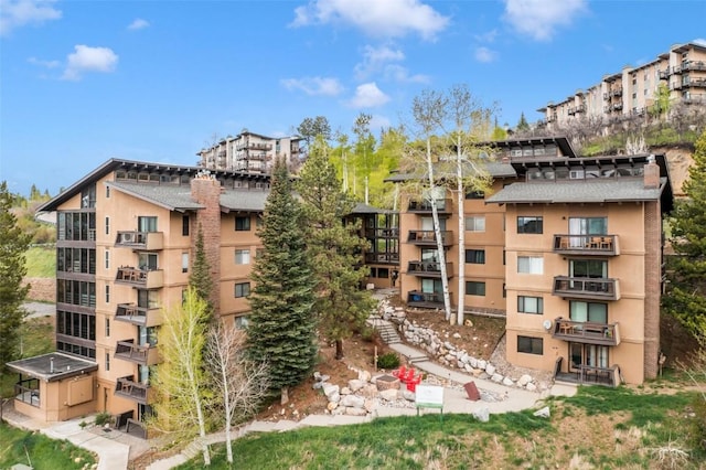 view of apartment building / complex