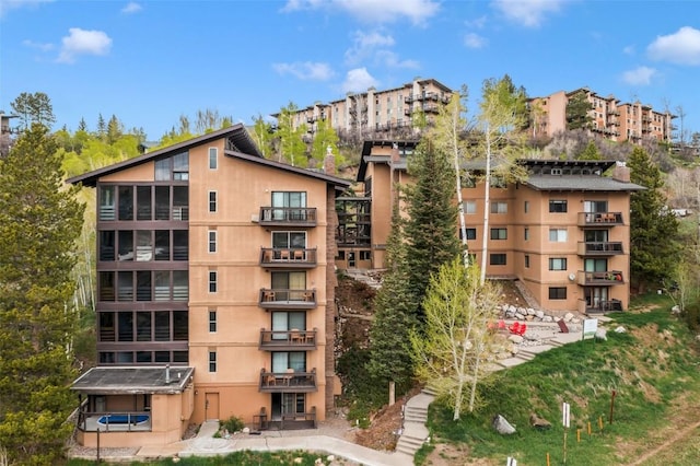 view of apartment building / complex