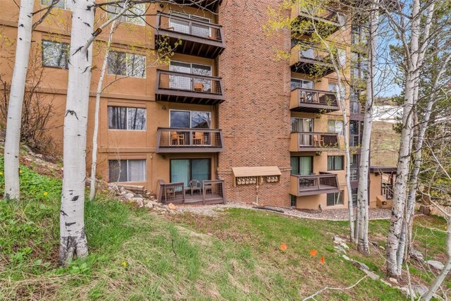 view of apartment building / complex