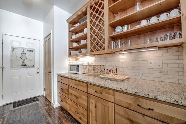 532 Kimmes Ln, Breckenridge, CO 80424 - bar featuring white microwave, dark wood-style flooring, and tasteful backsplash