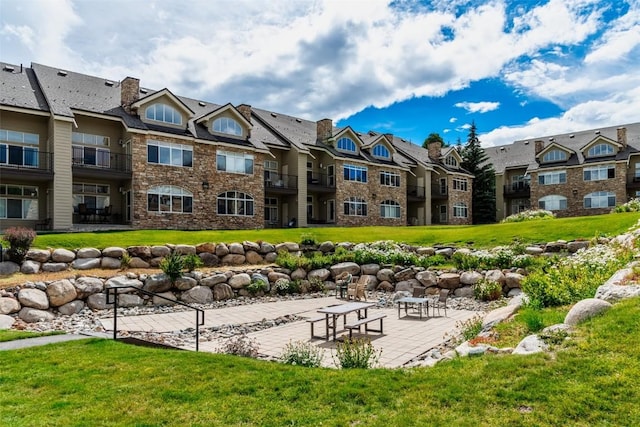 view of home's community with a residential view and a lawn