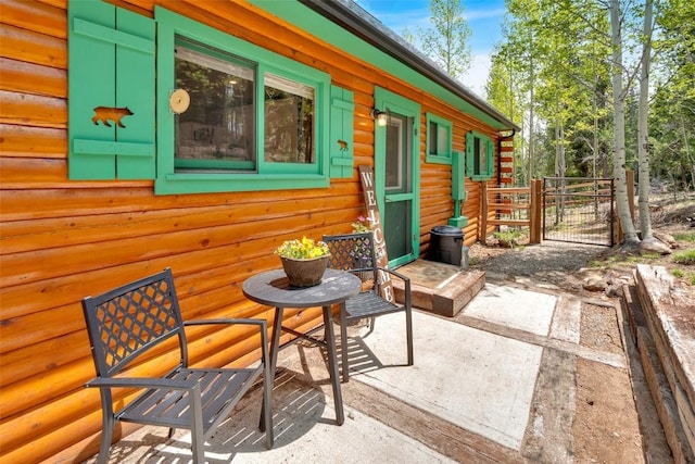 433 Fremont Knoll Ln, Jefferson, CO 80456 - view of patio / terrace featuring a gate