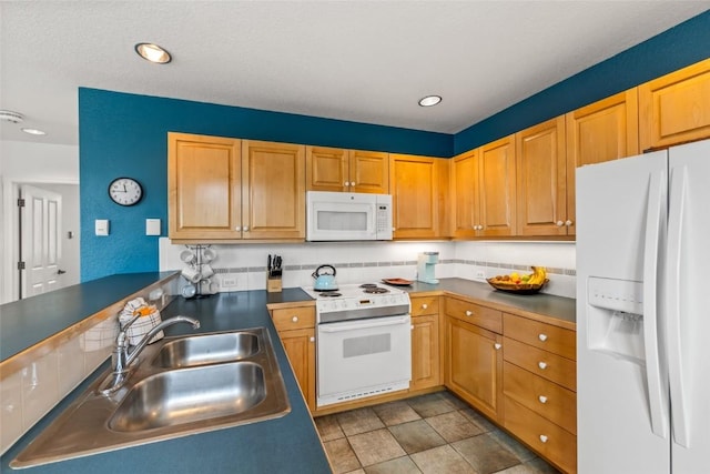 2700 Eagleridge Dr Unit N31, Steamboat Springs, CO 80487 - kitchen featuring white appliances, a sink, recessed lighting, a peninsula, and dark countertops