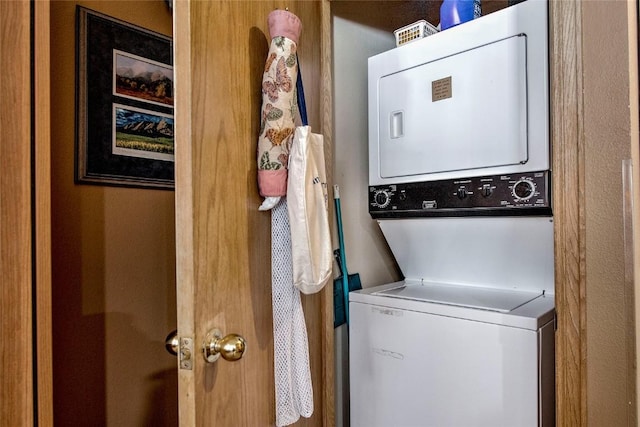 100 S Park Ave Unit E113, Breckenridge, CO 80424 - washroom with stacked washer / dryer