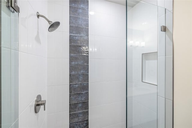 bathroom featuring tiled shower