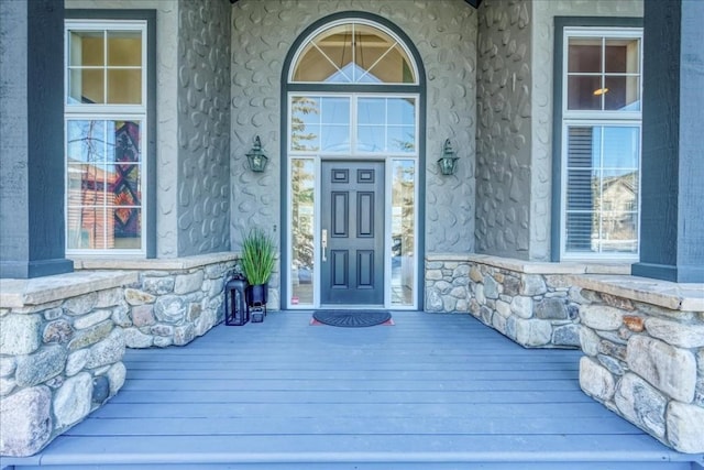 property entrance featuring a porch