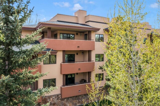 view of apartment building / complex