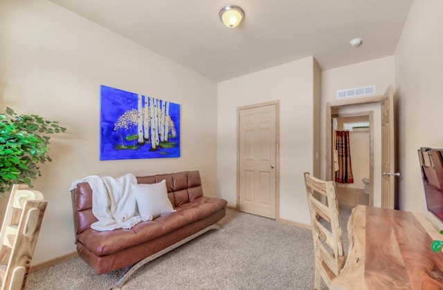 living area with visible vents, carpet flooring, and baseboards