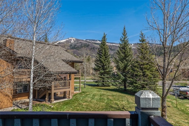view of yard with a mountain view