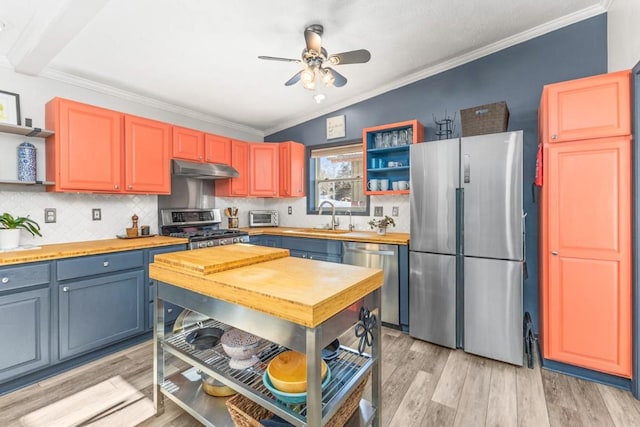 kitchen featuring appliances with stainless steel finishes, sink, backsplash, light hardwood / wood-style floors, and crown molding