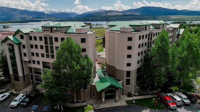 birds eye view of property featuring a mountain view