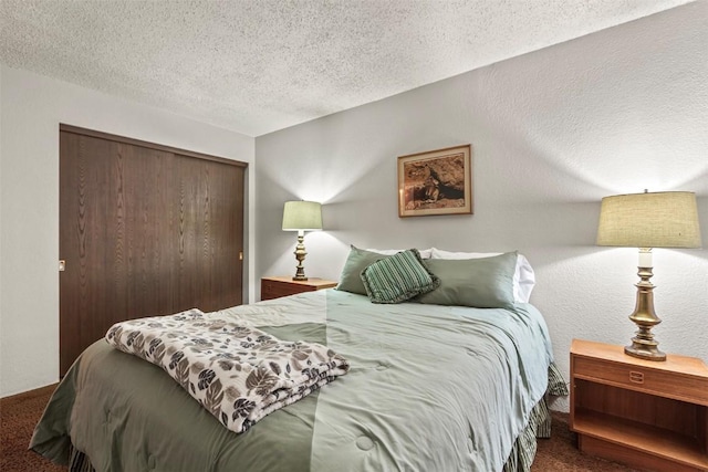 bedroom featuring a textured ceiling, carpet, and a closet