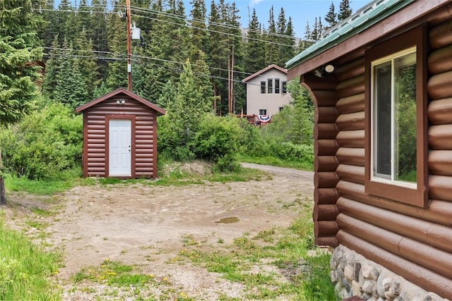 view of yard featuring an outbuilding