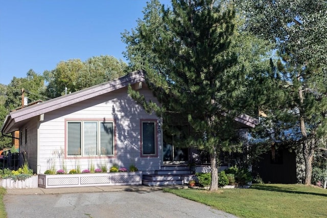 818 Broad St, Steamboat Springs, CO 80487 - view of front of home featuring a front yard