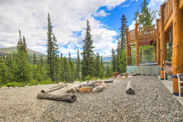 view of yard featuring a mountain view