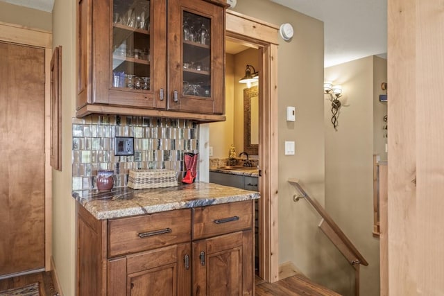 1720 Ranch Rd Unit 301, Steamboat Springs, CO 80487 - bar area with a sink, backsplash, and dark wood-style floors