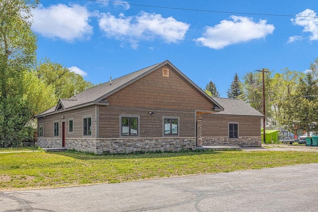 527 E Lincoln Ave, Hayden, CO 81639 - view of side of home with stone siding and a lawn