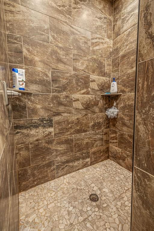 527 E Lincoln Ave, Hayden, CO 81639 - bathroom with a tile shower