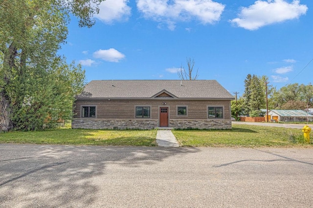 527 E Lincoln Ave, Hayden, CO 81639 - view of front of property featuring a front yard and stone siding