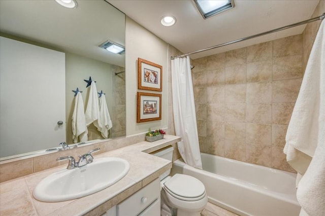 full bathroom featuring shower / bath combo, toilet, vanity, and recessed lighting