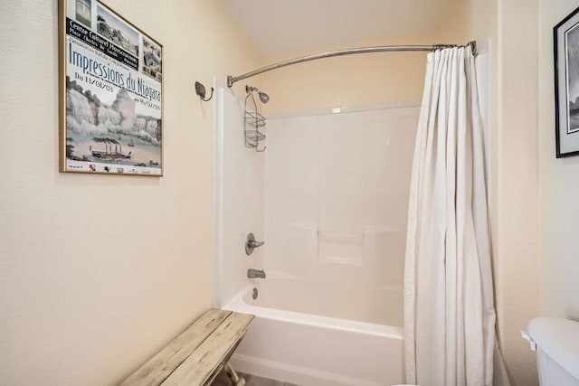 full bathroom featuring shower / tub combo with curtain and toilet