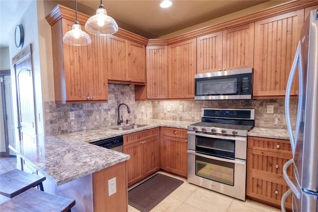 421 Rainbow Dr Unit 12, Silverthorne, CO 80498 - kitchen with stainless steel appliances, a sink, a peninsula, a breakfast bar, and decorative backsplash
